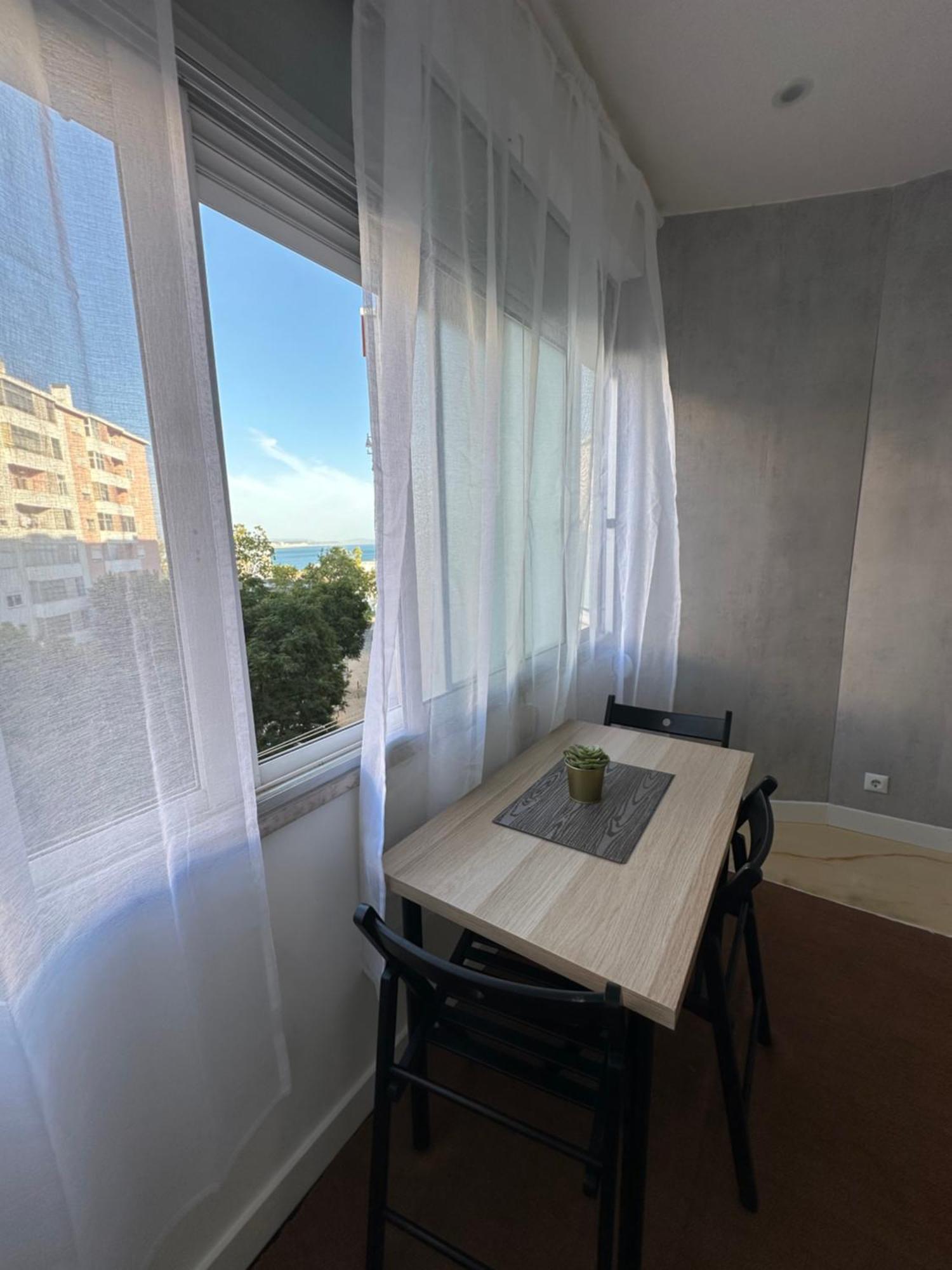 Sea View Apartment & 4 Minutes Walk To The Beach Paço de Arcos Extérieur photo