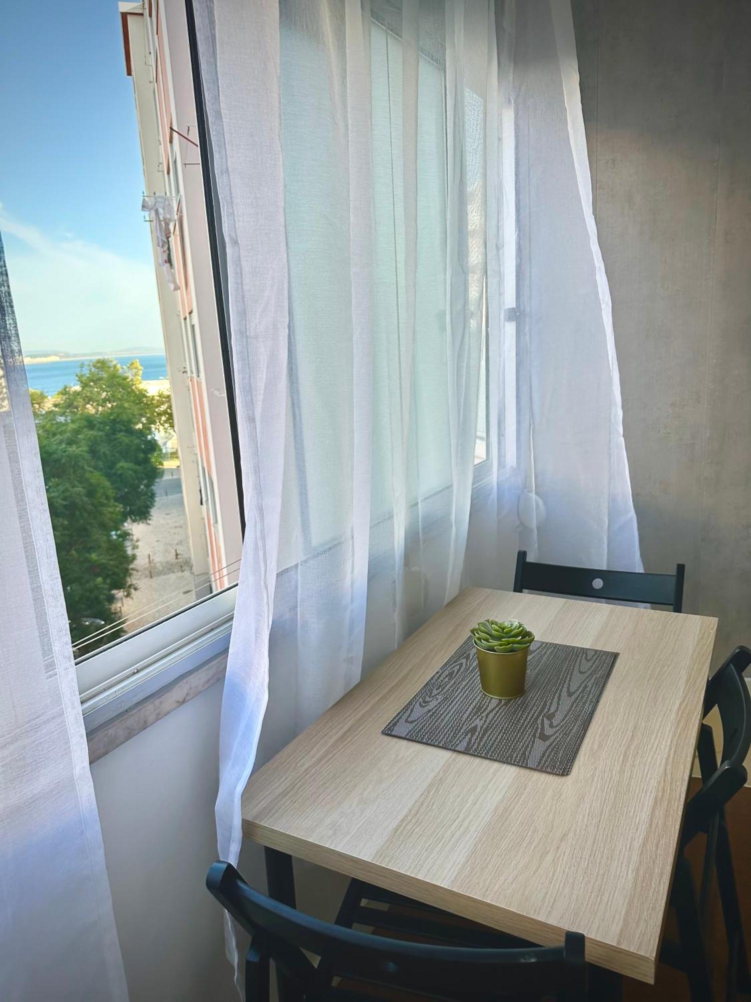 Sea View Apartment & 4 Minutes Walk To The Beach Paço de Arcos Extérieur photo